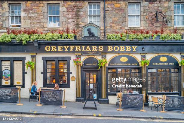 greyfriars bobby pub edinburgh schottland - schottische kultur stock-fotos und bilder