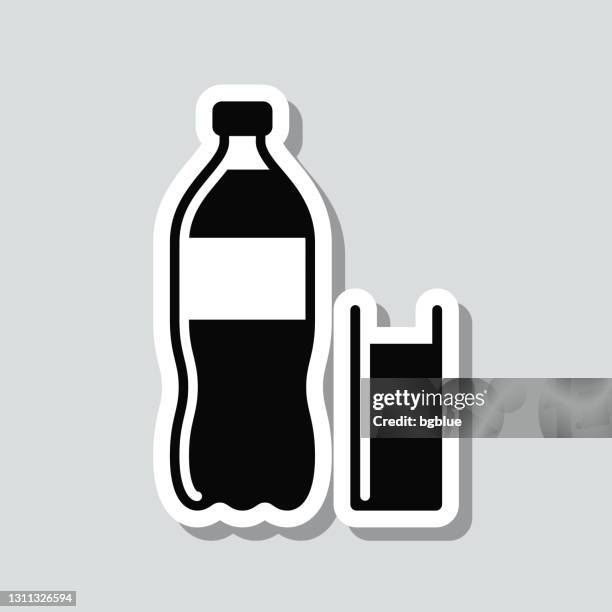ilustrações, clipart, desenhos animados e ícones de garrafa e copo de refrigerante. adesivo de ícone no fundo cinza - água tônica