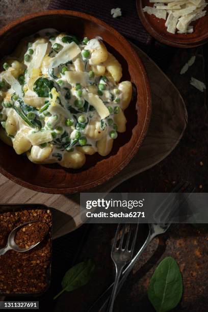 spring gnocchi with spinach and peas - primavera stock pictures, royalty-free photos & images