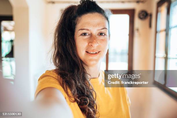 smiling woman take a selfie - self portrait photography stock pictures, royalty-free photos & images