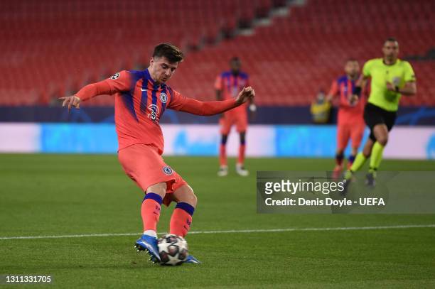 Mason Mount of Chelsea scores their side's first goal during the UEFA Champions League Quarter Final match between FC Porto and Chelsea FC at Estadio...