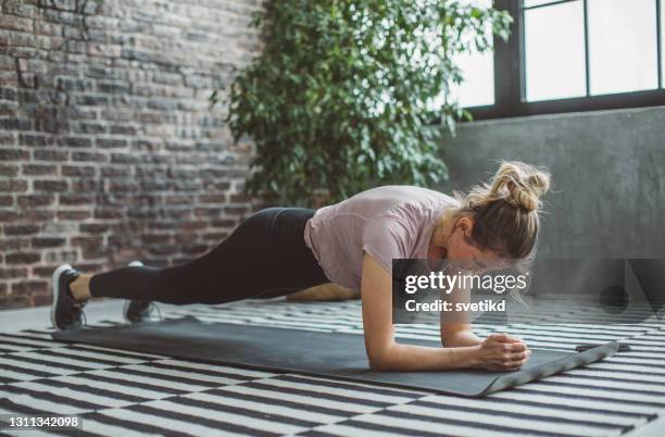 在家每天鍛煉 - plank exercise 個照片及圖片檔