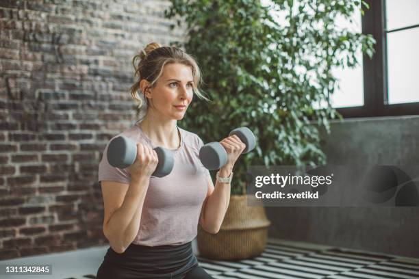 entraînement quotidien à la maison - poids-et-haltères photos et images de collection