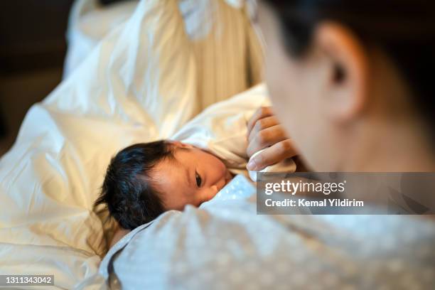 母親在醫院病房哺乳新生兒，第一次母乳餵養 - premature 個照片及圖片檔
