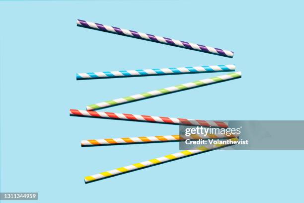 soda. drinking paper straws on blue background - straw foto e immagini stock