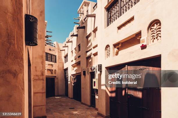 madinat jumeirah quarter at midday - madinat jumeirah hotel stock pictures, royalty-free photos & images