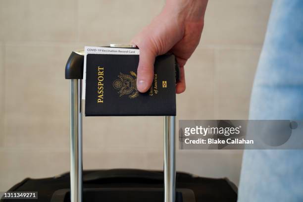 traveling with coronavius vaccine id - emigration and immigration stock pictures, royalty-free photos & images