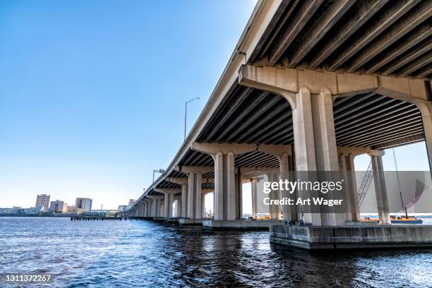 interstate 95 von unten - florida bridge stock-fotos und bilder