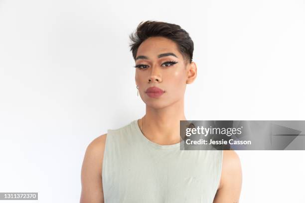 young man wearing full makeup - gender fluid stock-fotos und bilder