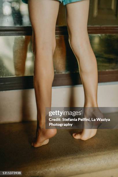 child on tiptoes. - female muscular calves fotografías e imágenes de stock