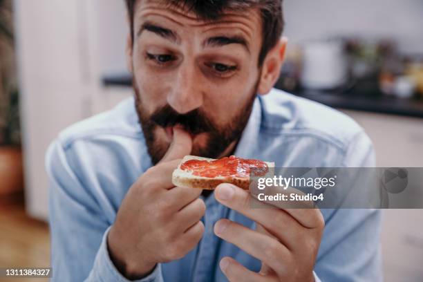 ik hou van de jam die in mijn maag komt - eating bread stockfoto's en -beelden