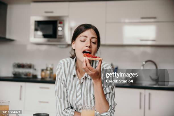 redo att njuta av biten - breakfast woman bildbanksfoton och bilder