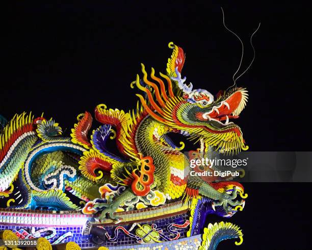 chinese dragon on the rooftop of the temple against dark sky - yokohama chinatown bildbanksfoton och bilder