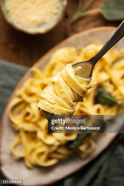 fresh handmade tagliatelle - tagliatelle fotografías e imágenes de stock