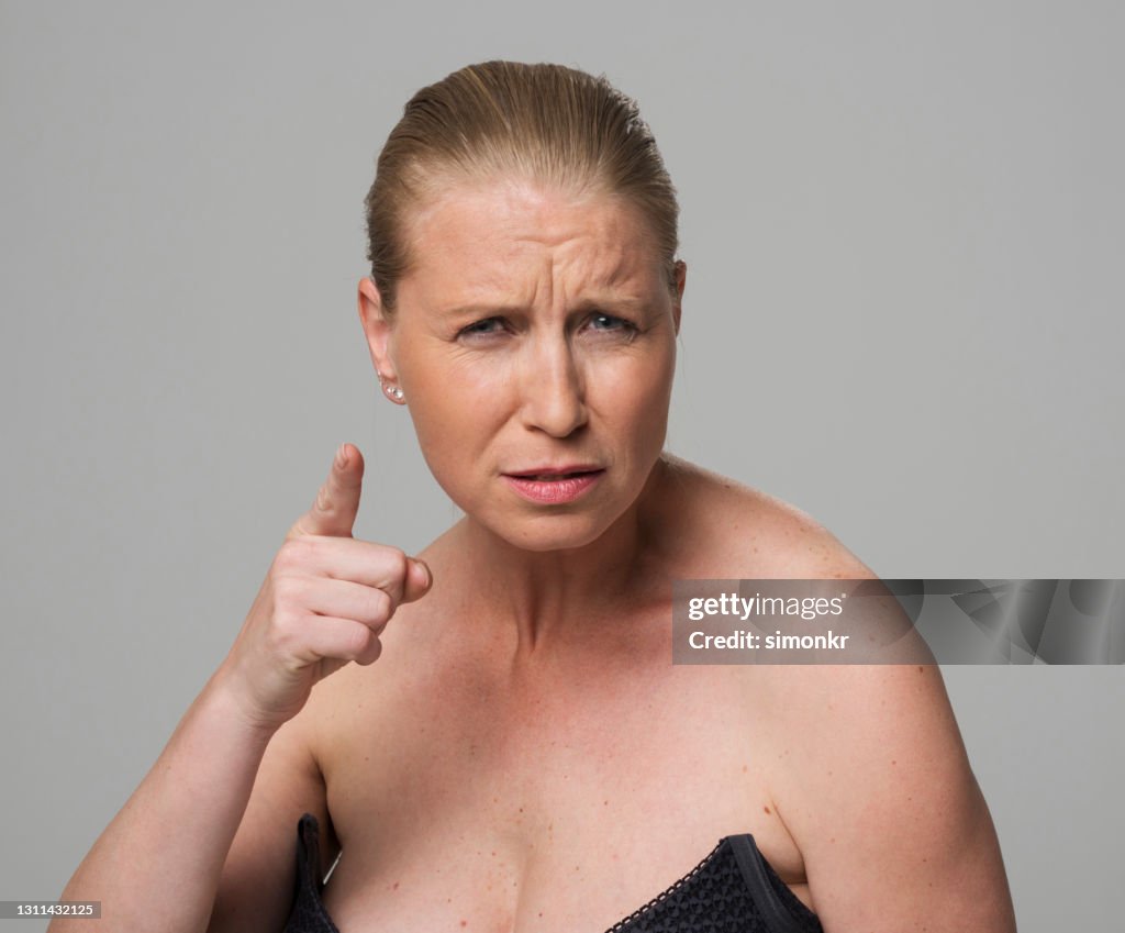 Portret van boze rijpe vrouw die vinger richt