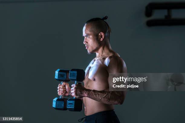 exercice athlétique d’hommes avec des poids - musculation des biceps photos et images de collection