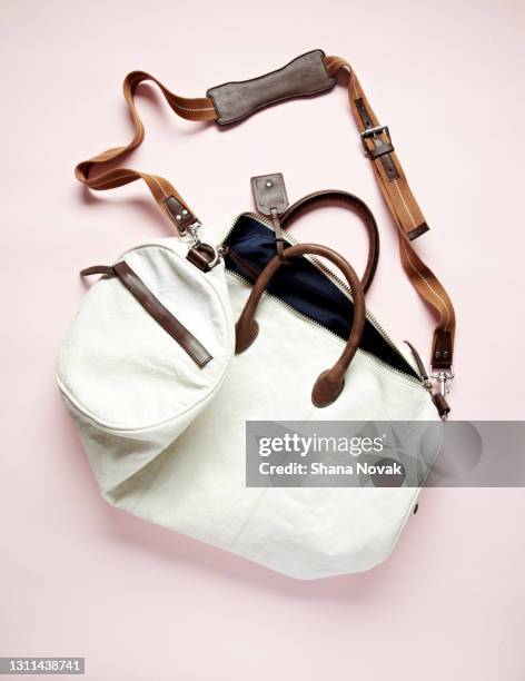 luxury weekend bag - gymtas stockfoto's en -beelden