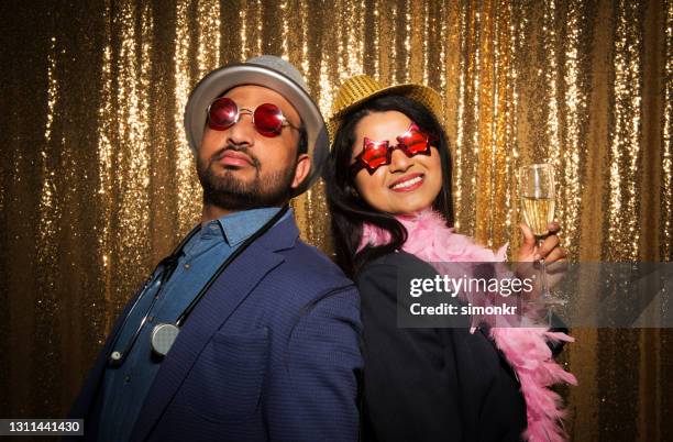 portret van vrienden die van partij genieten - boa persoonlijk accessoire stockfoto's en -beelden