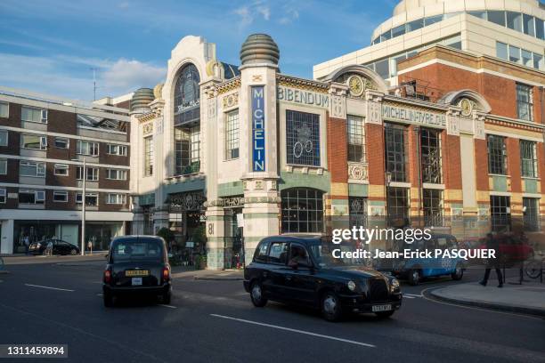 Cab anglais circulant devant l'ancien garage et show room Michelin devenu une galerie marchande, 18 juin 2015, Londres, Grande Bretagne