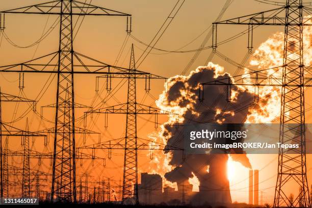 power line to the lignite-fired power plant niederaussem of rwe power ag at sunset, sinnersdorf, north rhine-westphalia, germany - coal fired power station 個照片及圖片檔