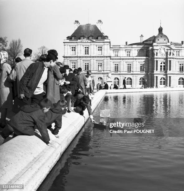 Bateau télécommandé dans le bassin du jardin du Luxembourg, circa 1970, à Paris.