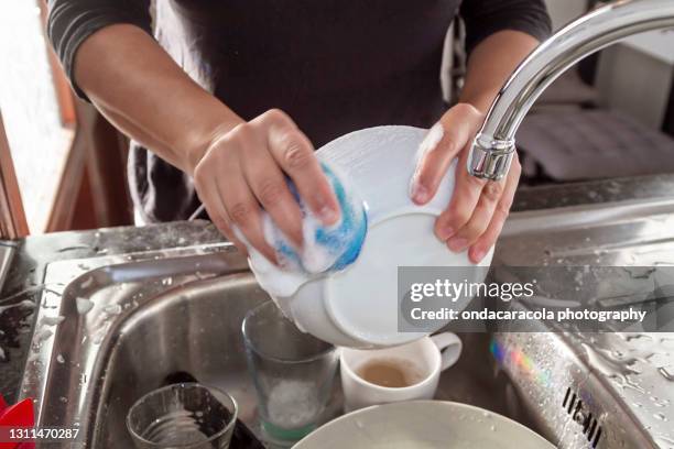https://media.gettyimages.com/id/1311470287/photo/a-woman-washing-the-dishes.jpg?s=612x612&w=gi&k=20&c=nT7FFYoYGR9XRMBxKsN4SWO-uSMaNl2FPDnuCkogS6I=