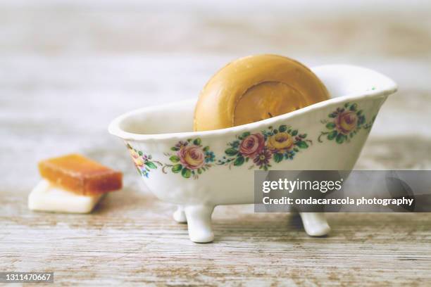 vintage porcelain soap dish and soap - saboneteira imagens e fotografias de stock