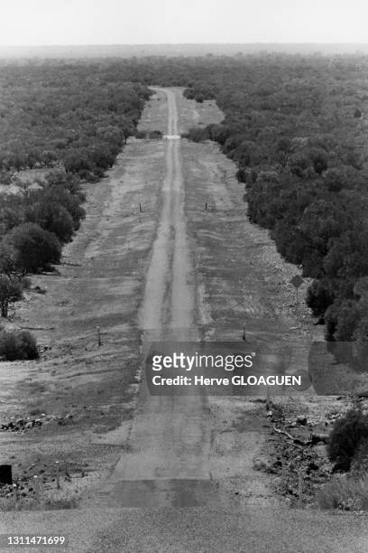 Route traversant le bush dans le Queensland, en mars 1981, Australie.