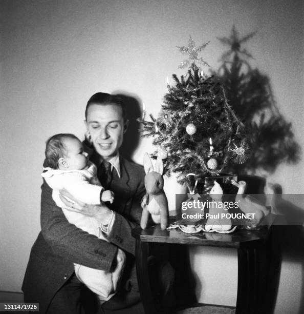 Bébé devant un sapin de noël, en 1944.