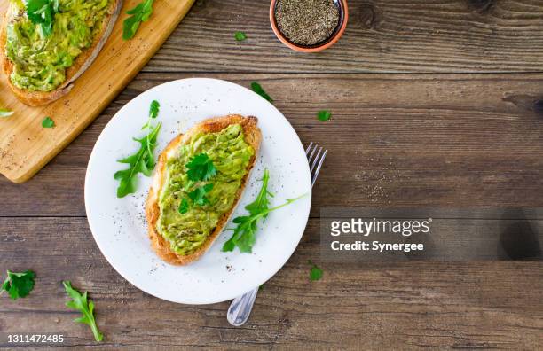 avocado toast. schuss von oben. - guacamole stock-fotos und bilder