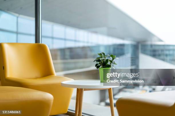 relax area in airport terminal - gate imagens e fotografias de stock