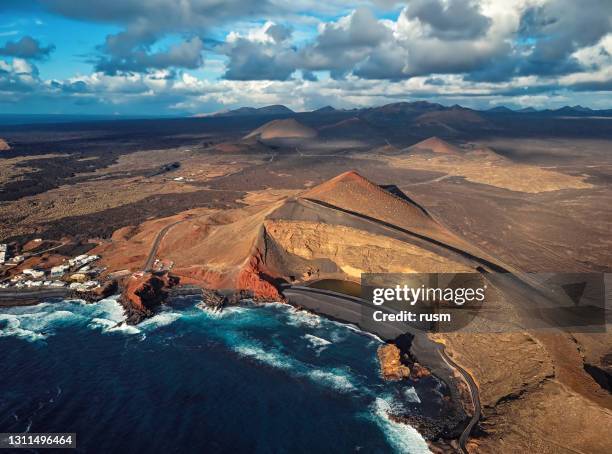 lucht mening van vulkanisch meer gr golfo, lanzarote, canarische eilanden, spanje - lanzarote stockfoto's en -beelden