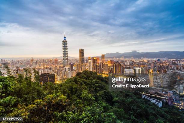 taipei skyline from elephant mountain at sunset - taiwan stock pictures, royalty-free photos & images