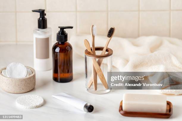 toilettenartikel stillleben - toothbrush stock-fotos und bilder