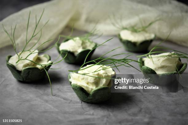 spinach vol au vent with cream cheese - vol au vent stockfoto's en -beelden