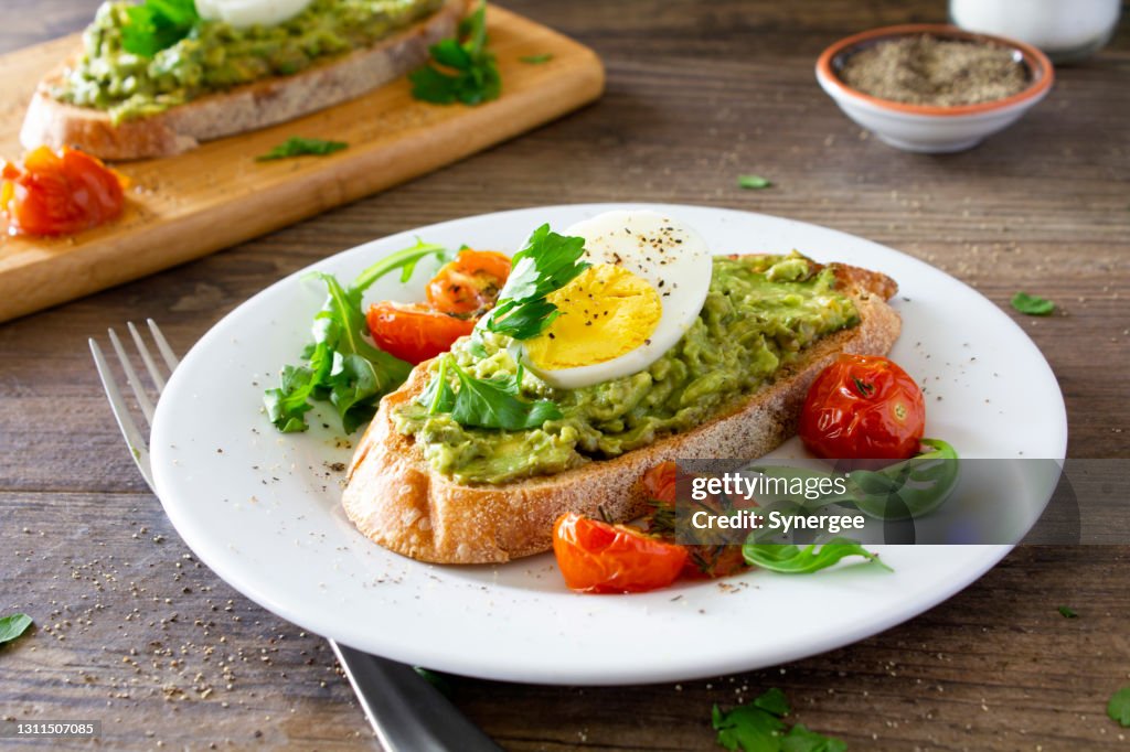 Tostadas de aguacate con huevos y tomates asados
