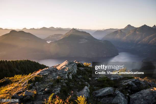 schilderachtig uitzicht op de bergen vanaf tin hat hut trail op sunshine coast, canada. - vc stockfoto's en -beelden