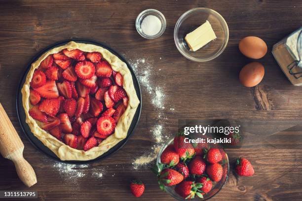 preparación de galette de fresa o pastel de fresa abierto - galette fotografías e imágenes de stock