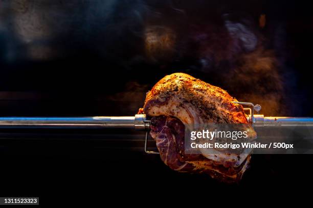 close-up of meat on barbecue grill - grill fire meat stockfoto's en -beelden