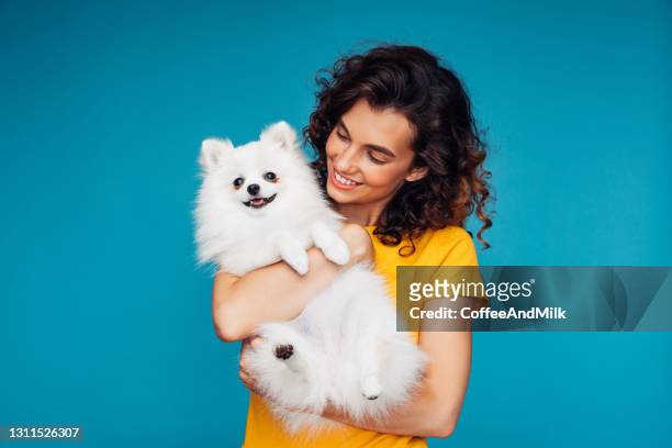 retrato de estúdio de jovem sorridente segurando cachorrinho - puppies - fotografias e filmes do acervo