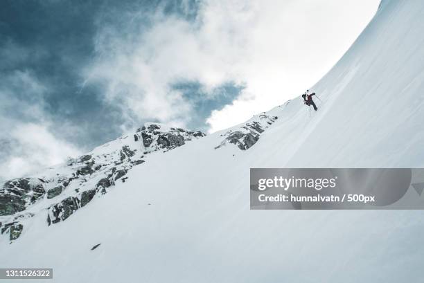 low angle view of man skiing on snowcapped mountain against sky,voss,hordaland,norway - voss photos et images de collection