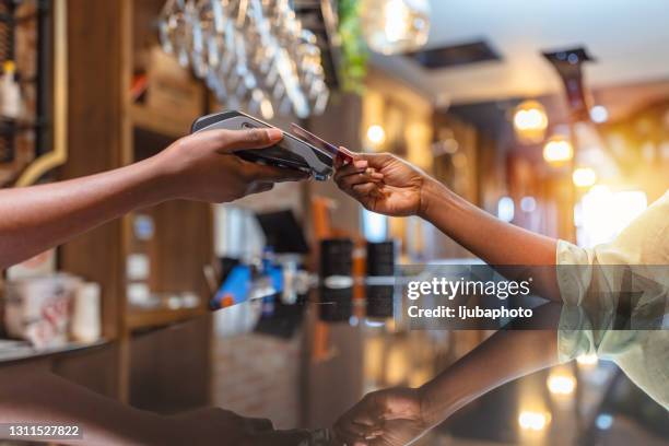 point of sale is a breeze - african people using cards stock pictures, royalty-free photos & images