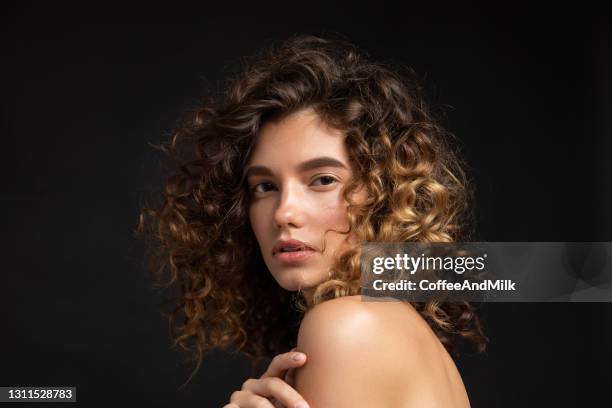 hermosa mujer con el pelo rizado - beauty woman hair fotografías e imágenes de stock