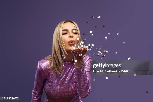 mooie emotionele vrouw die glanzende kleding draagt - feest stockfoto's en -beelden