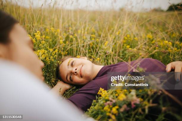 allegre amiche che si godono la giornata nella natura insieme - lying down foto e immagini stock