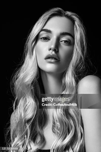 hermosa mujer con maquillaje perfecto - blonde model fotografías e imágenes de stock