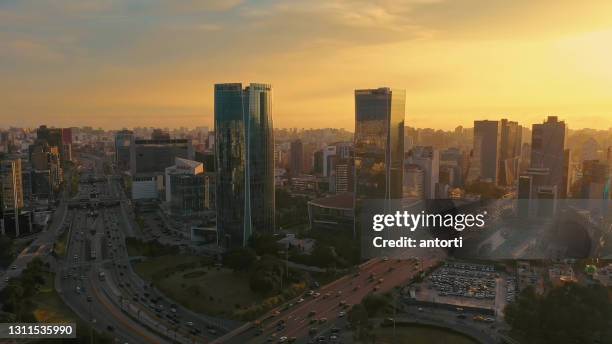 lucht panoramische mening van het financiële district van san isidro in lima, peru. - lima perú stockfoto's en -beelden