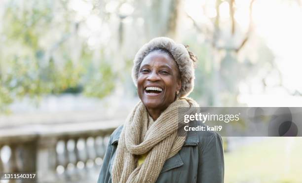 秋の公園でアフリカ系アメリカ人女性 - african american couple walking park ストックフォトと画像