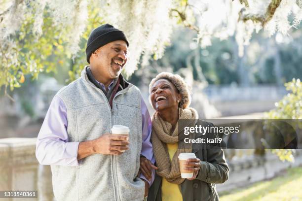 公園で成熟したアフリカ系アメリカ人のカップル - african american couple walking park ストックフォトと画像