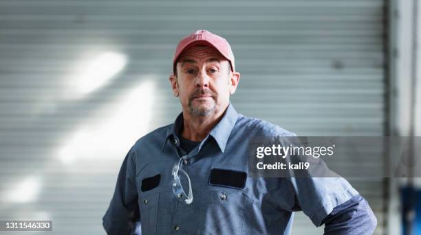 auto mechanic wearing trucker's hat - trucker's hat stock pictures, royalty-free photos & images